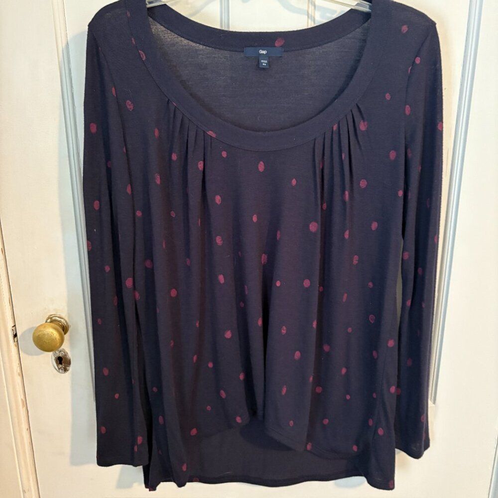 Gap Scoop Neck, Long Sleeve, Pleated Flowy Top. Navy Blue w/ Pink Ovals. Size XS